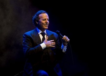 Spanish singer Julio Iglesias performs during a concert in Playa del Carmen, Mexico, Friday, Jan. 30, 2009. (AP Photo/Israel Leal)