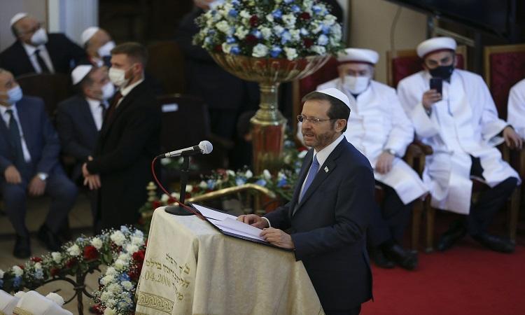 President Herzog greeted with shofar blasts at Istanbul synagogue