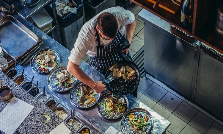 THE ULTIMATE GUIDE TO EATING OUT AT A RESTAURANT IN ISRAEL